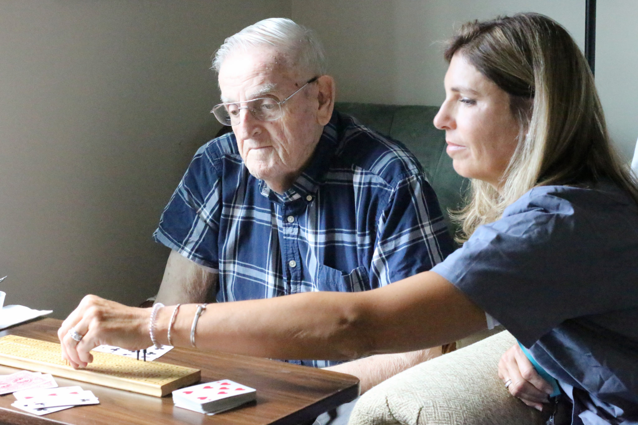 hospice volunteer plays cribbage with patient in Massachusetts