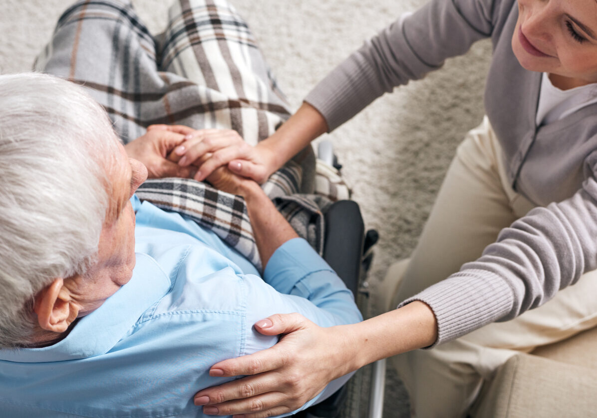 Hospice social worker supports elderly patient